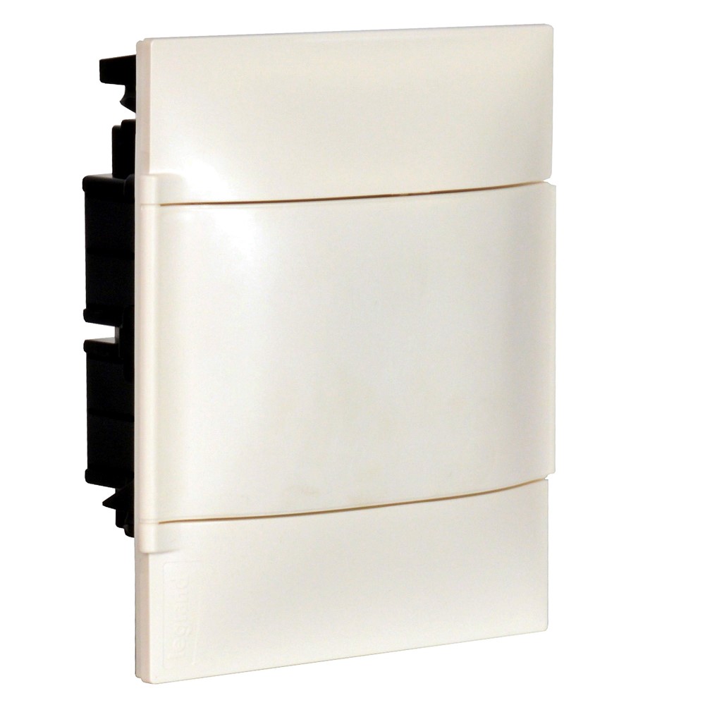 134144 Табло за вграждане в зидария 4 мод., бяла врата, с PEN, Practibox S, Legrand